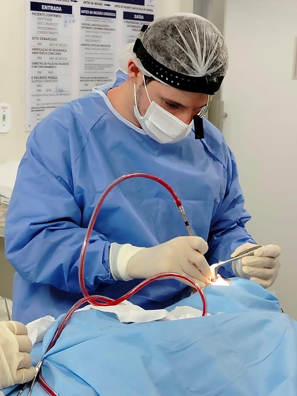 Dr. Guilherme Laporti Brandão realizando procedimento cirúrgico